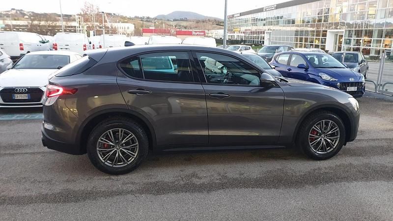 Käytetty Alfa Romeo Stelvio Business 160 HP (117 kW) 2021 Harmaa Katumaasturi