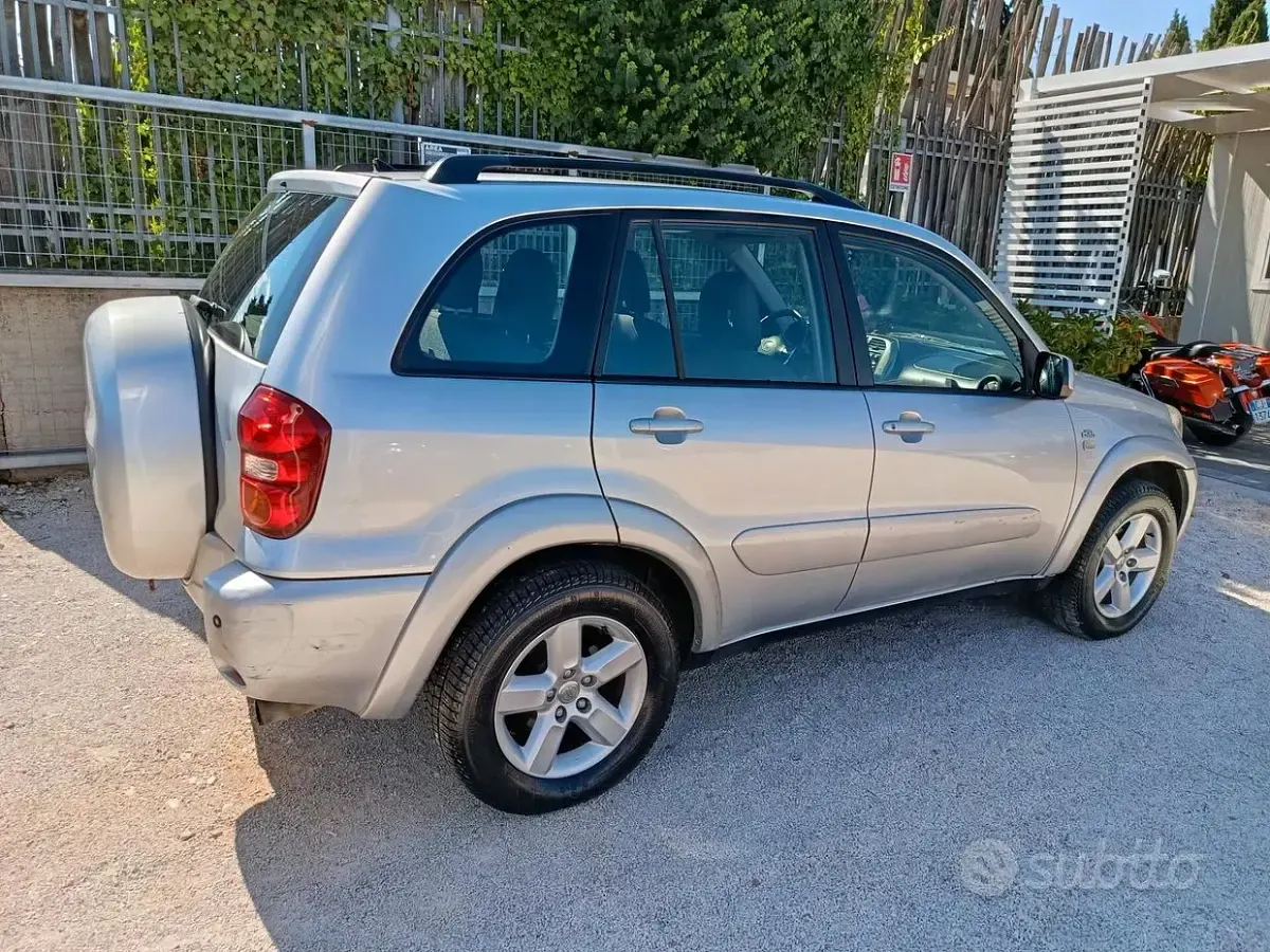 Usata Toyota RAV4 116 CV (85 kW) 2004 Grigio SUV