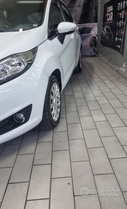 Usata Ford Fiesta Titanium 100 CV (73 kW) 2013 Bianco Utilitaria