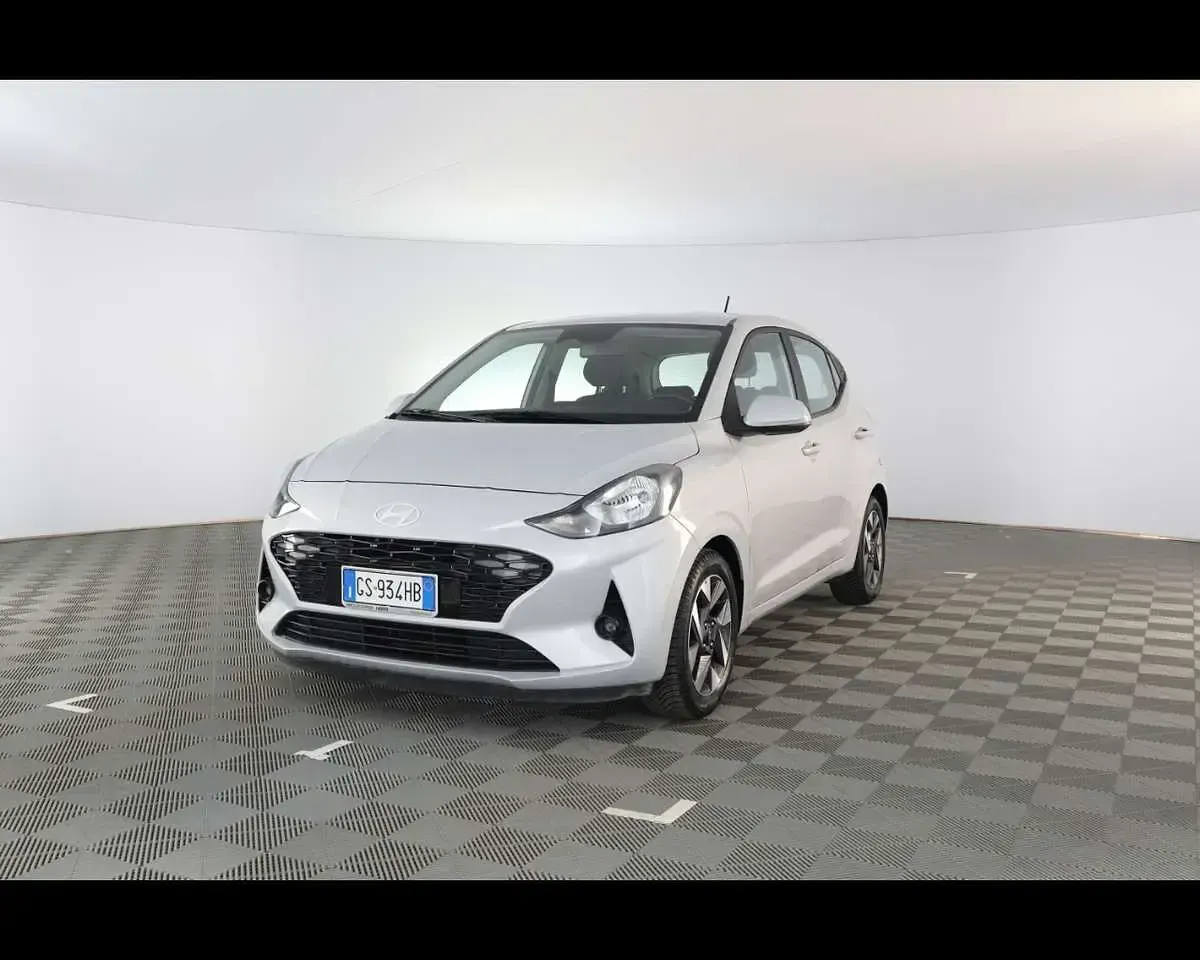 Usata Hyundai i10 67 CV (49 kW) 2024 Lumen grey Utilitaria