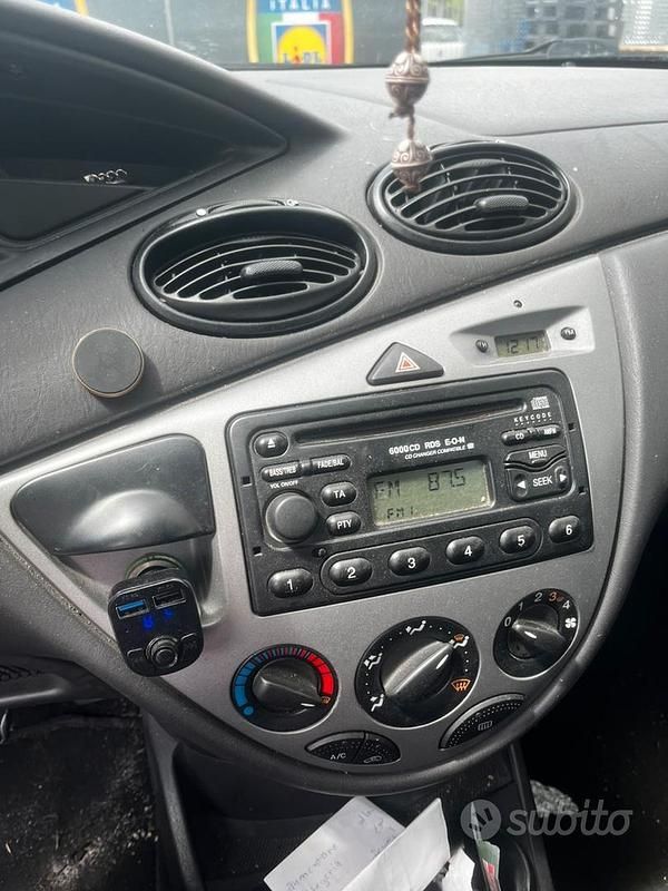 Usata Ford Focus 100 CV (73 kW) 2004 Grigio Utilitaria