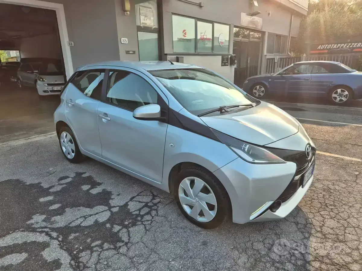 Usata Toyota Aygo Cool 69 CV (50 kW) 2017 Grigio Utilitaria