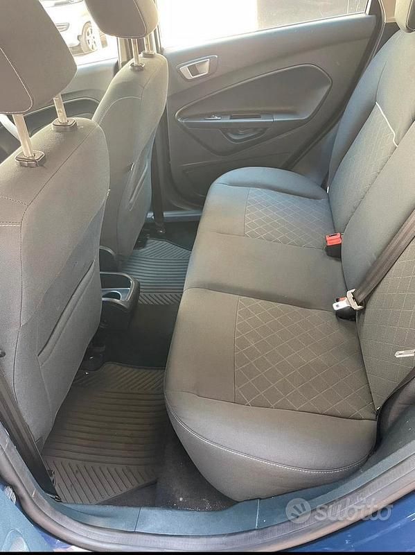 Second-hand Ford Fiesta 97 CP (71 kW) 2011 Albastru Berlinǎ