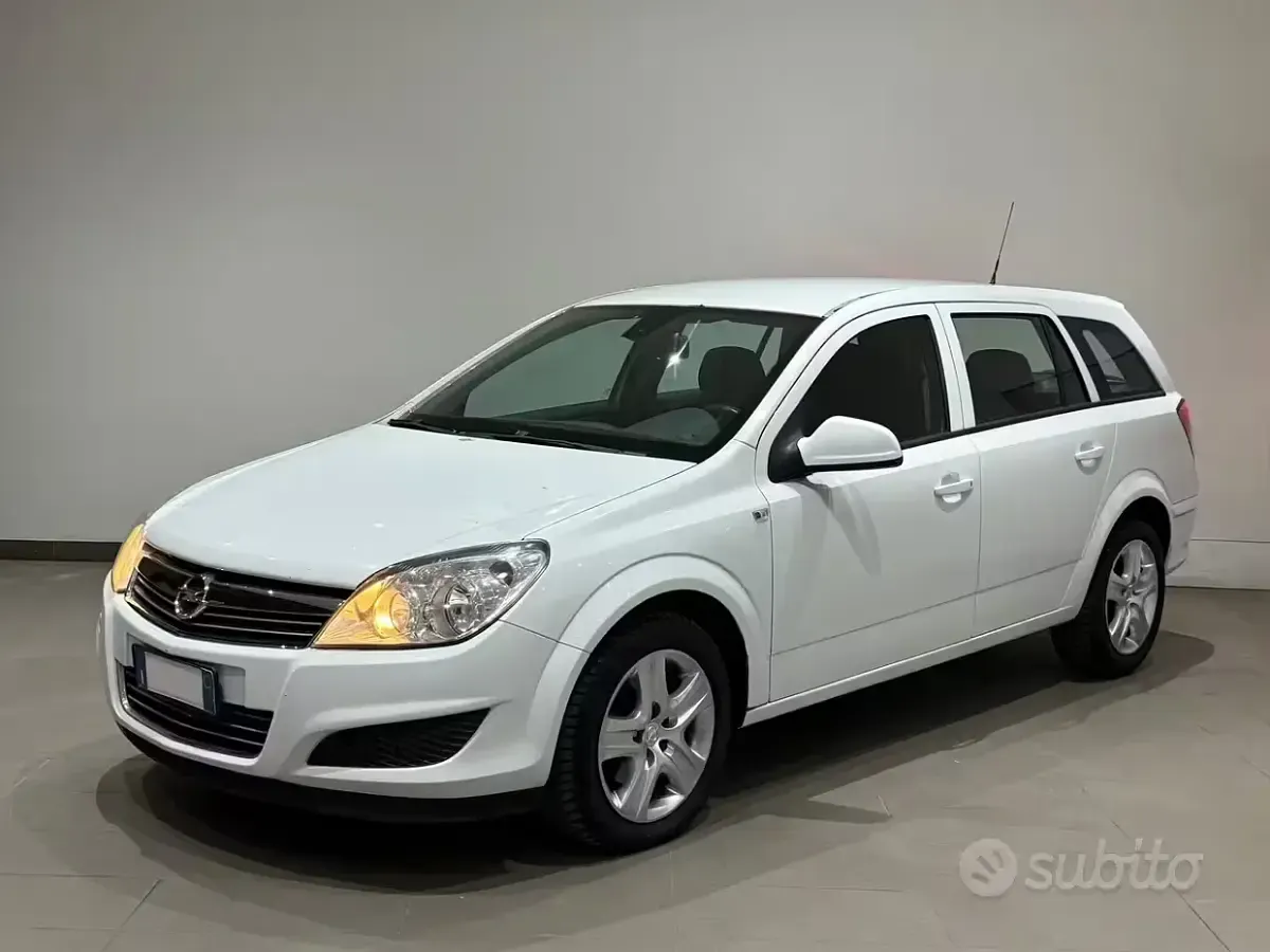 Usata Opel Astra 110 CV (80 kW) 2009 Bianco Station wagon
