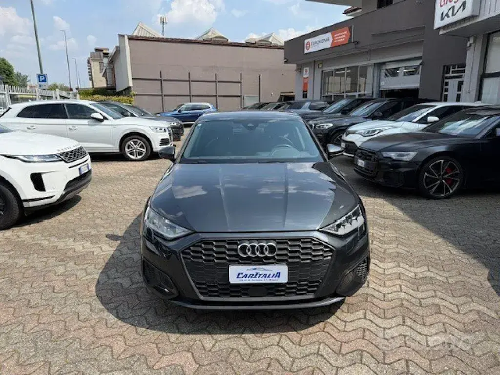 Usado Audi A3 Business 110 CV (80 kW) 2022 Gris Berlina