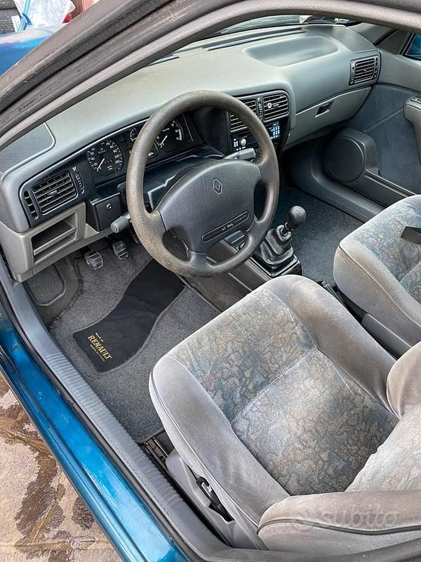 Usata Renault 19 LIMITED 78 CV (57 kW) 1995 Blu Berlina