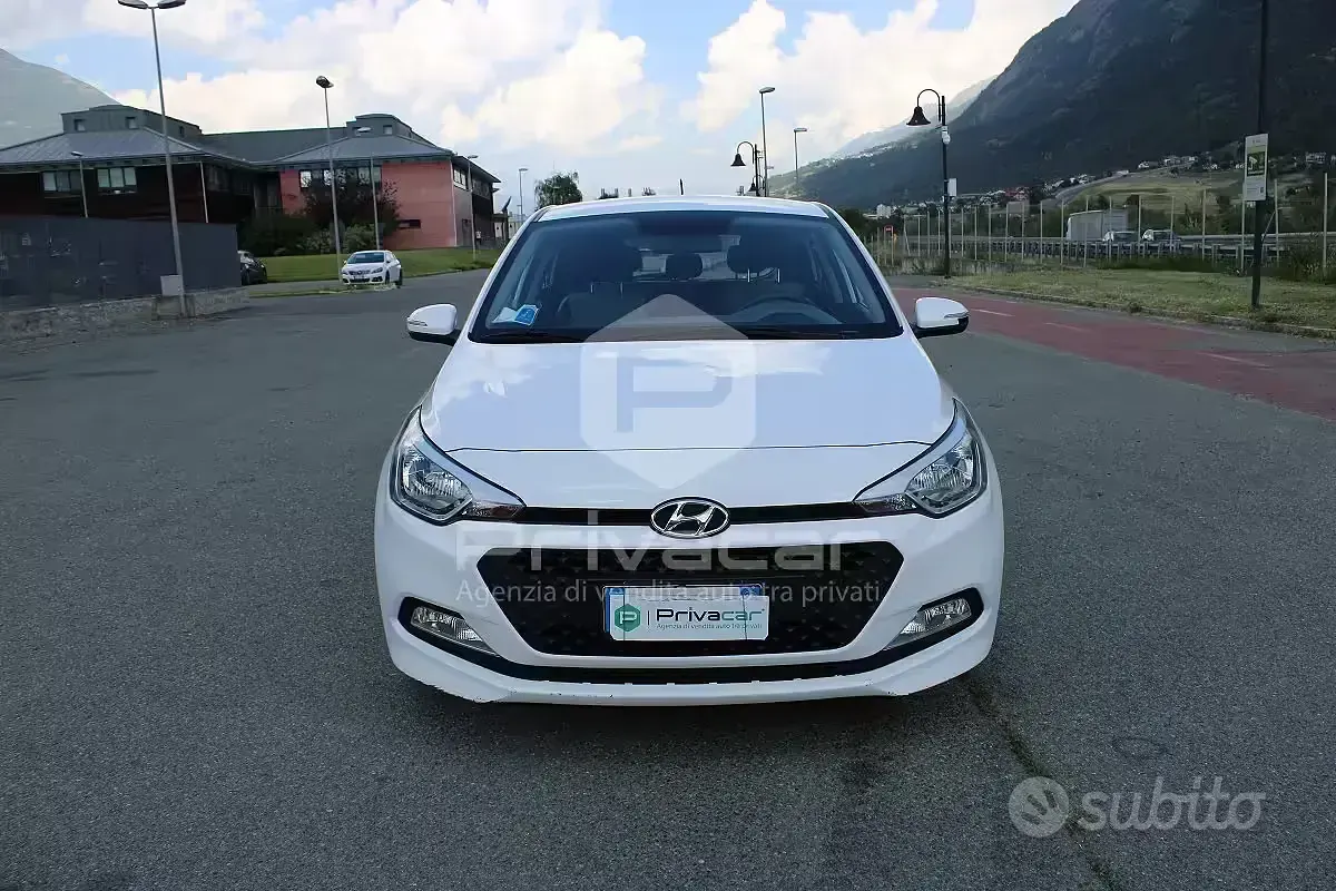 Usata Hyundai i20 Comfort 84 CV (61 kW) 2015 Bianco Utilitaria