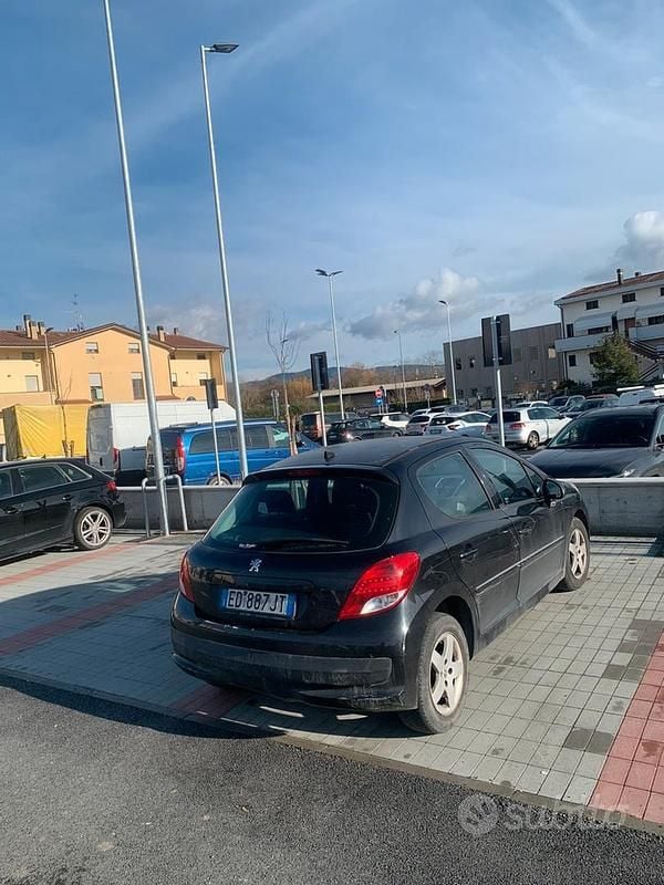 Usata Peugeot 207 Active 75 CV (55 kW) 2010 Nero Berlina