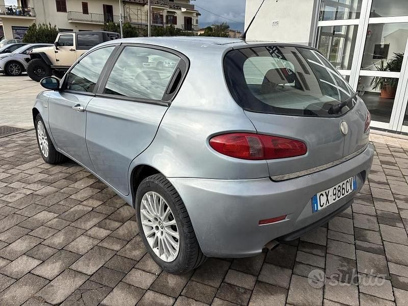 Usata Alfa Romeo 147 Distinctive 115 CV (84 kW) 2005 Grigio Utilitaria