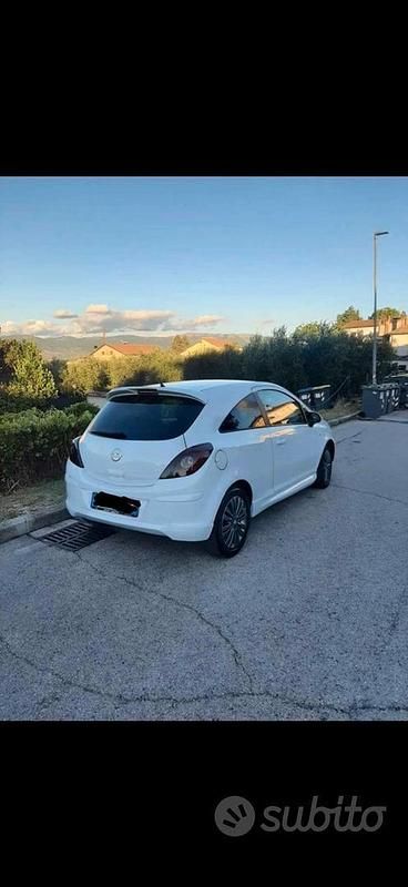 Usata Opel Corsa 75 CV (55 kW) 2013 Bianco Berlina