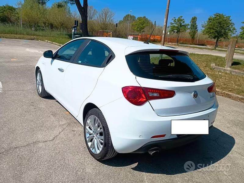 Usata Alfa Romeo Giulietta Super 120 CV (88 kW) 2017 Bianco Utilitaria