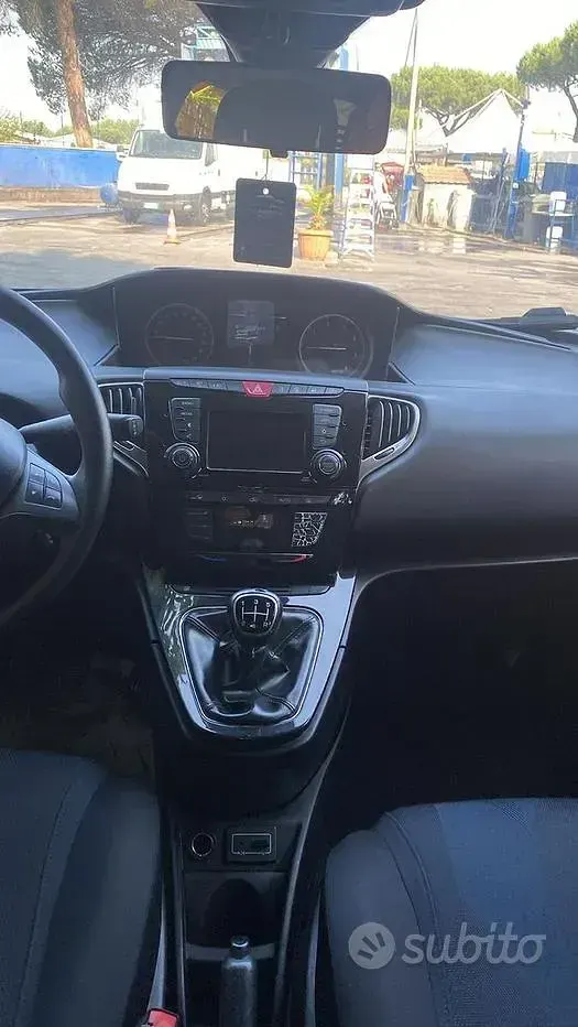 Usata Lancia Ypsilon Platinum 95 CV (69 kW) 2016 Grigio Utilitaria