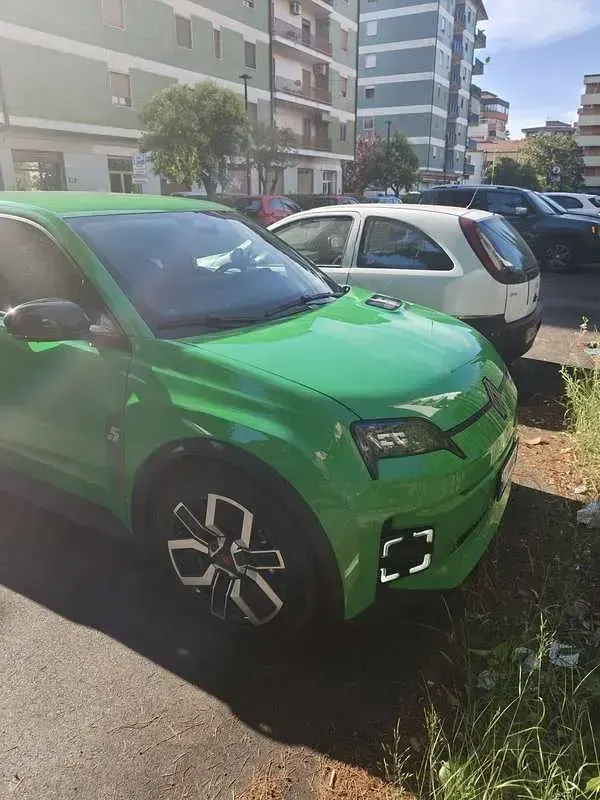 Usata Renault 5 E-Tech Urban 77 kW (106 CV) 2025 Verde Berlina