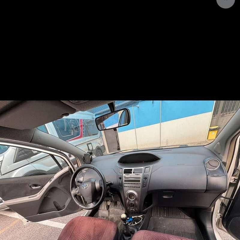 Usata Toyota Yaris 90 CV (66 kW) 2011 Bianco Utilitaria