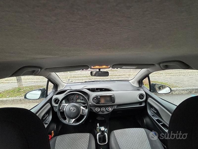 Usata Toyota Yaris 69 CV (50 kW) 2015 Bianco Utilitaria
