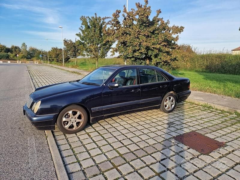 Usata Mercedes E220 143 CV (105 kW) 2002 Blu Berlina