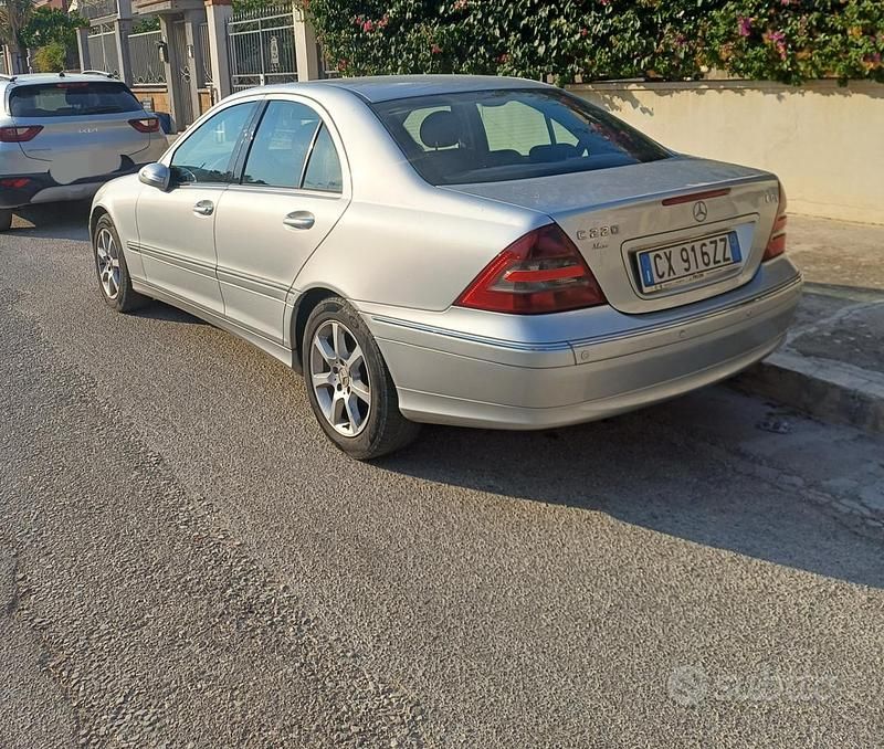 Usata Mercedes C220 150 CV (110 kW) 2005 Grigio Berlina