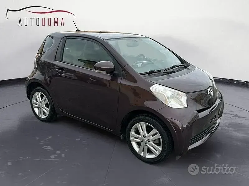 Usata Toyota iQ Style 98 CV (72 kW) 2013 Rosso Utilitaria