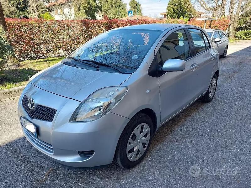 Usata Toyota Yaris Sol 69 CV (50 kW) 2007 Grigio Utilitaria