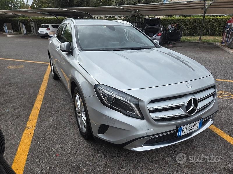 Usata Mercedes GLA180 109 CV (80 kW) 2017 Grigio SUV