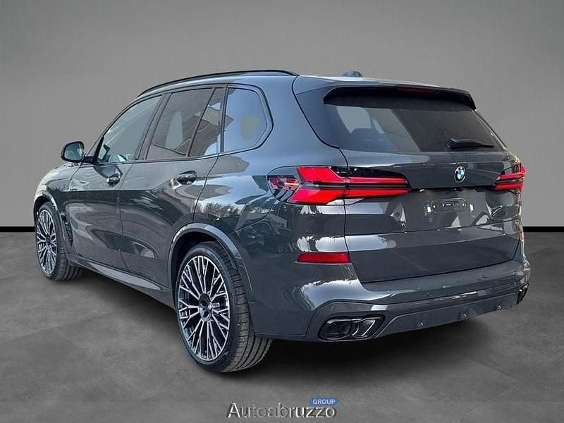 Nuova BMW X5 M Sport 530 CV (389 kW) 2026 Grigio scuro SUV