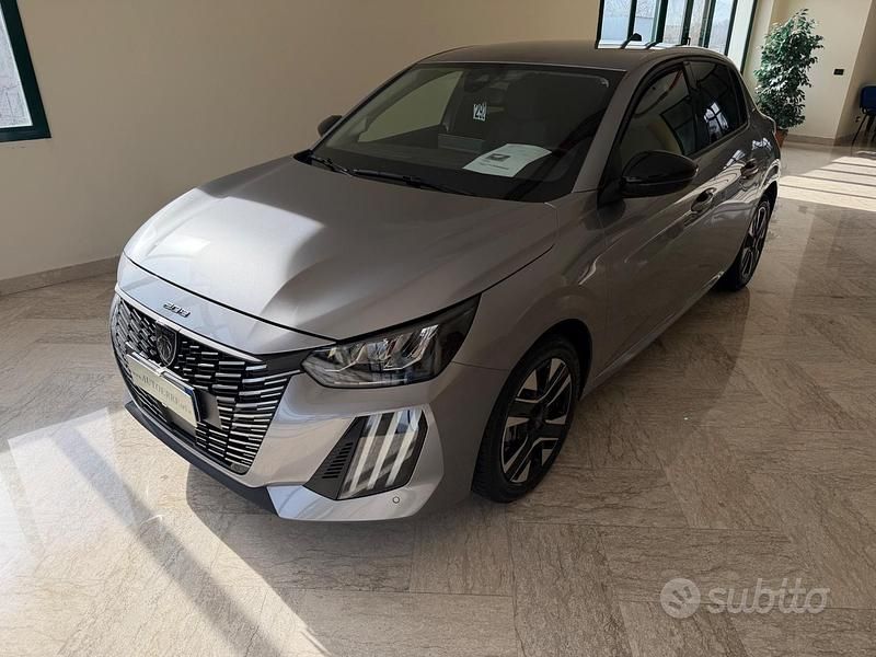 Usata Peugeot 208 Allure 101 CV (74 kW) 2025 Nero Utilitaria