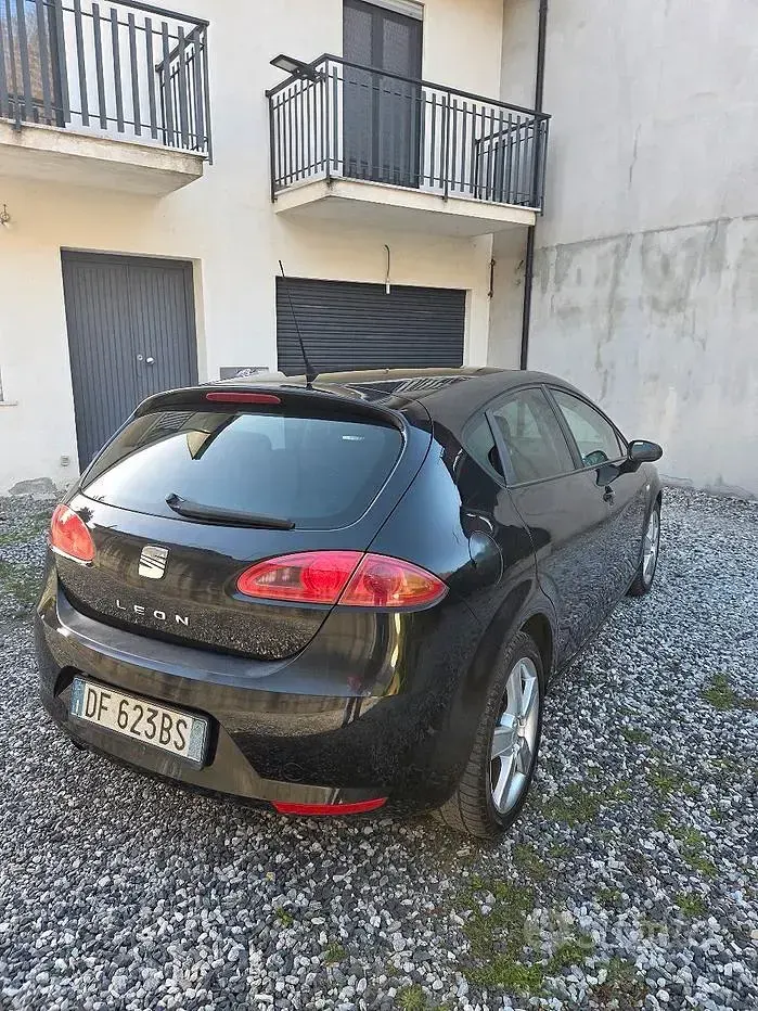 Usata Seat Leon Sport 105 CV (77 kW) 2006 Nero Utilitaria