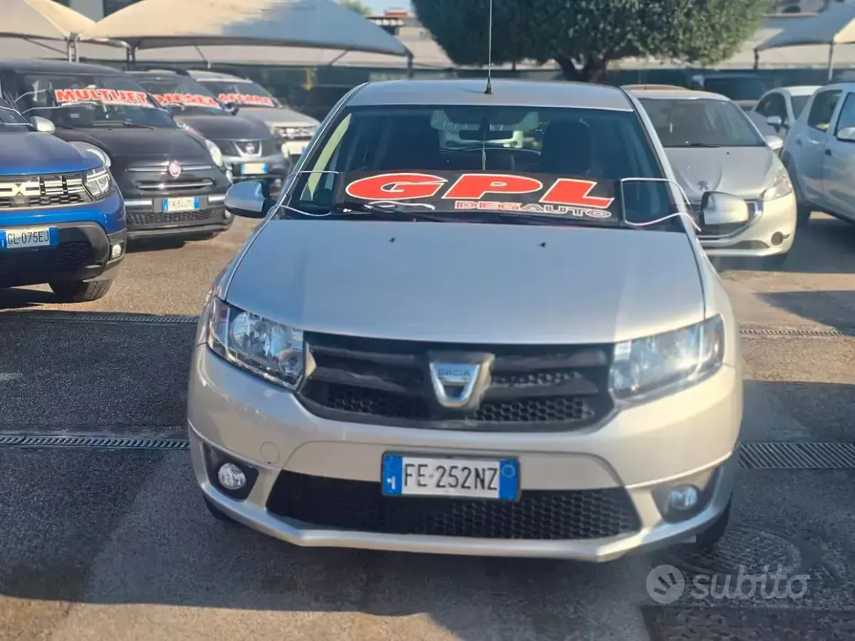 Usata Dacia Sandero Lauréate 90 CV (66 kW) 2016 Grigio Berlina