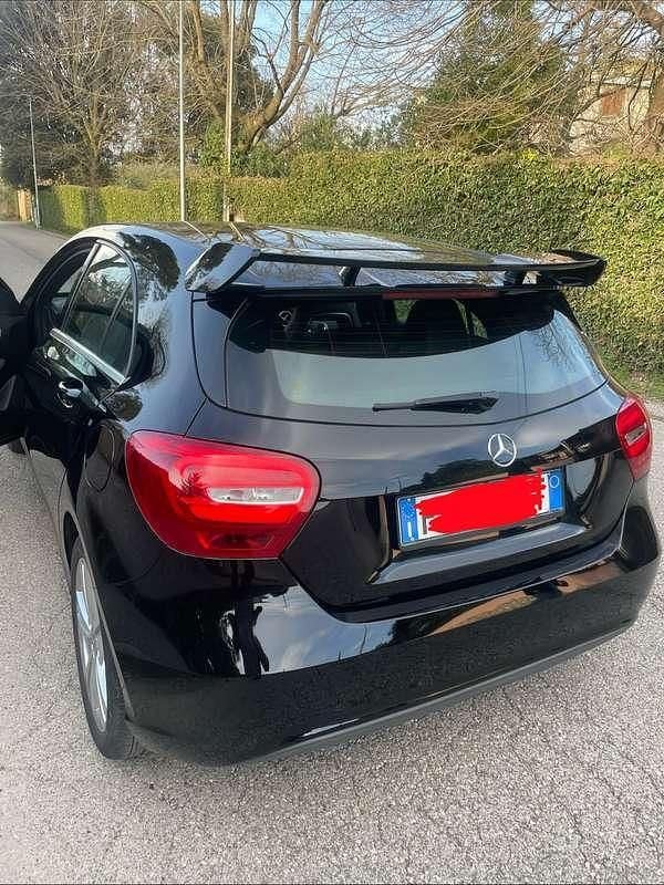 Usata Mercedes A180 109 CV (80 kW) 2017 Nero Utilitaria