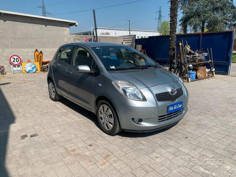 Usata Toyota Yaris 87 CV (63 kW) 2006 Grigio Utilitaria