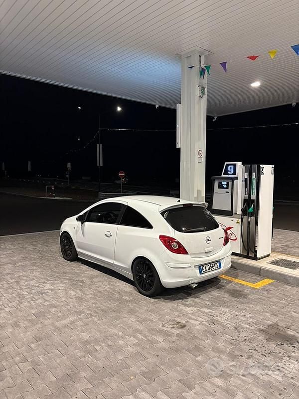 Bianco Usata 2010 Opel Corsa Sport Coupé | 3500 € (Buon prezzo) - Immagine 1/1