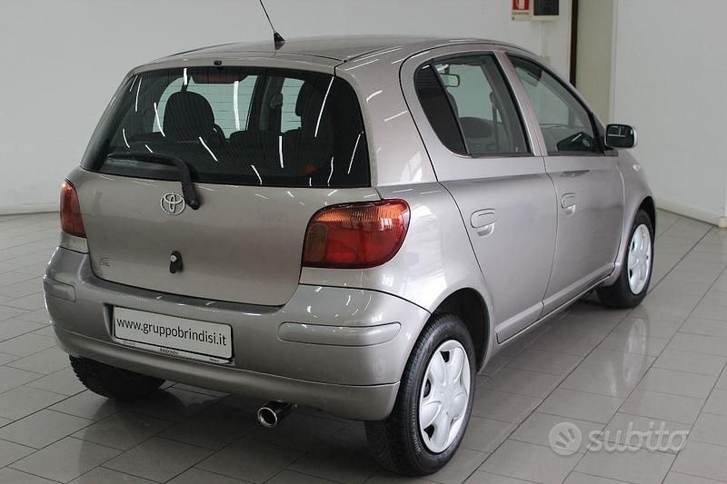Usata Toyota Yaris 67 CV (49 kW) 2003 Grigio Utilitaria