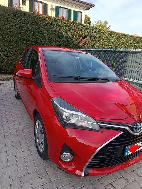 Usata Toyota Yaris Hybrid Active 75 CV (55 kW) 2015 Rosso Berlina