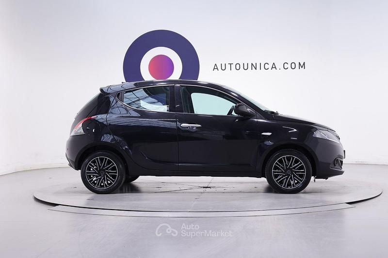 Begagnad Lancia Ypsilon Silver 69 HK (50 kW) 2022 Svart Halvkombi