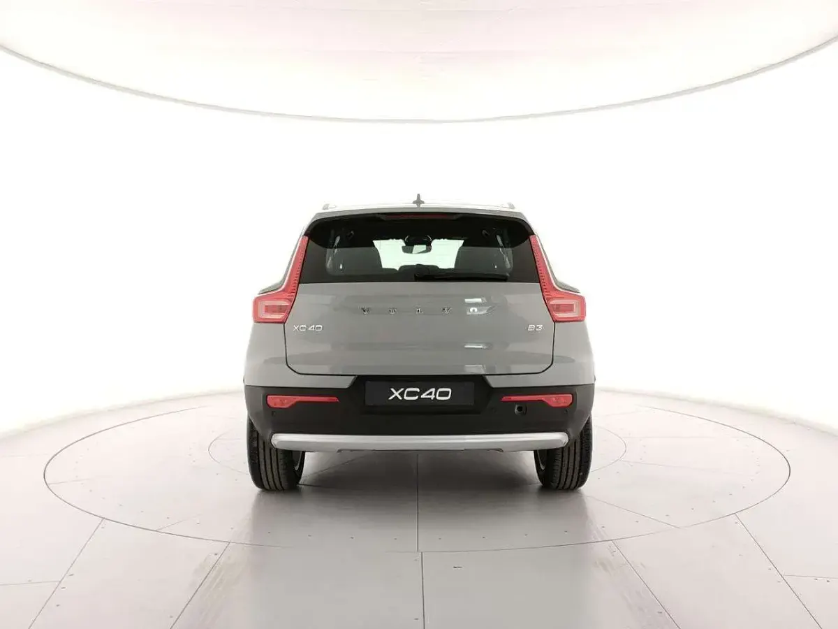Nuova Volvo XC40 Core 163 CV (119 kW) 2026 Grigio SUV