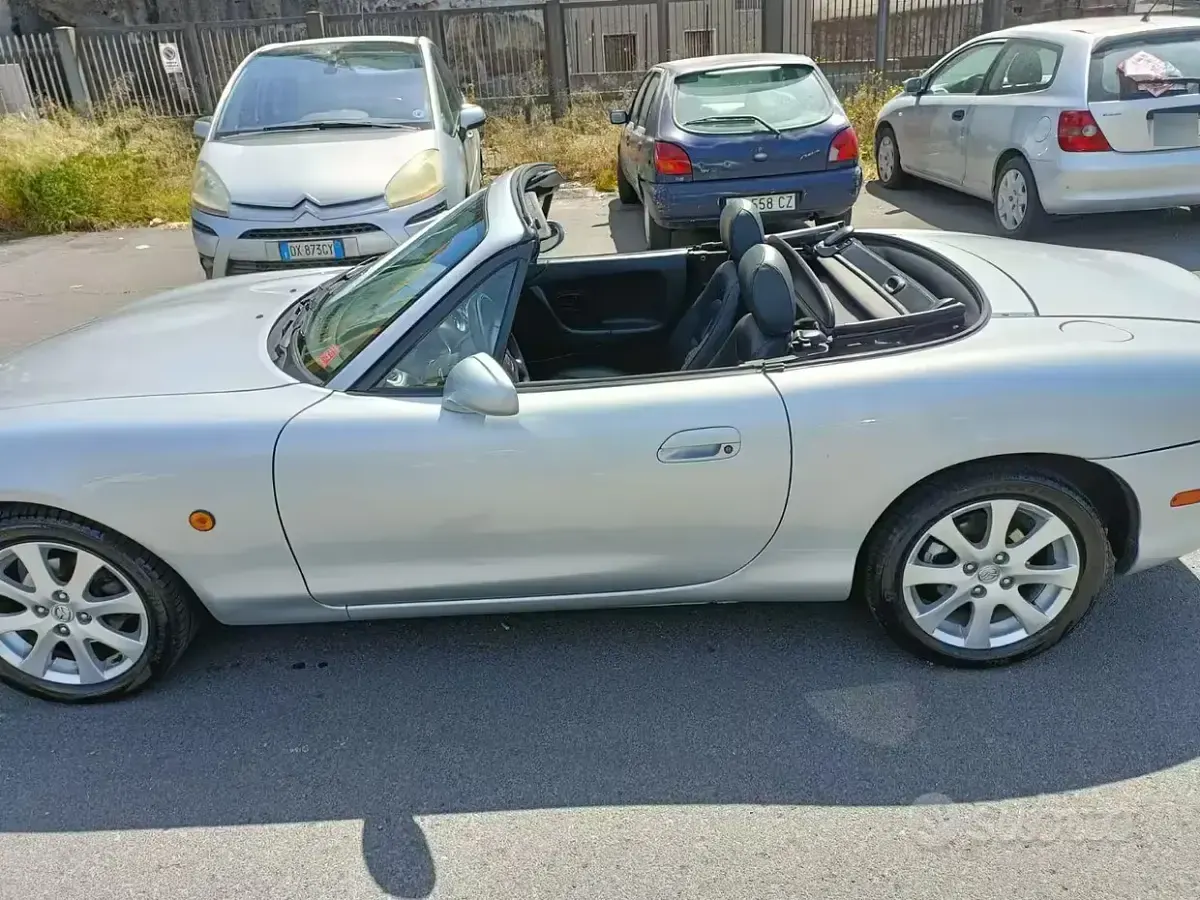 Usata Mazda MX5 110 CV (80 kW) 1999 Grigio Cabrio