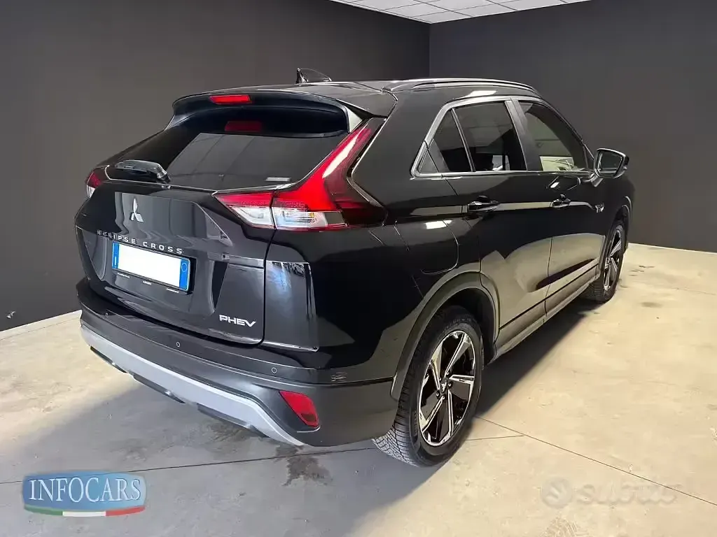 Usata Mitsubishi Eclipse Cross Instyle 98 CV (72 kW) 2023 Nero metallizzato SUV