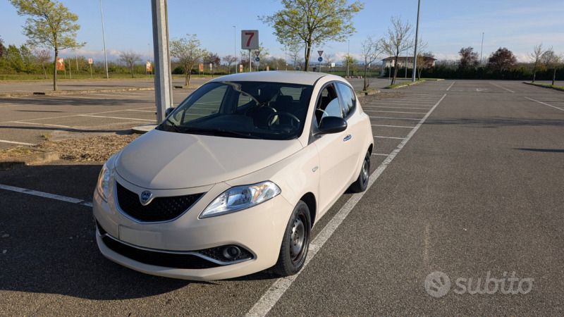Usata Lancia Ypsilon Gold 95 CV (69 kW) 2016 Bianco Utilitaria