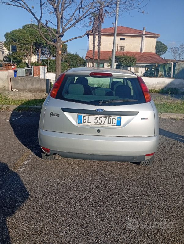 Usata Ford Focus Zetec 100 CV (73 kW) 2000 Grigio Berlina