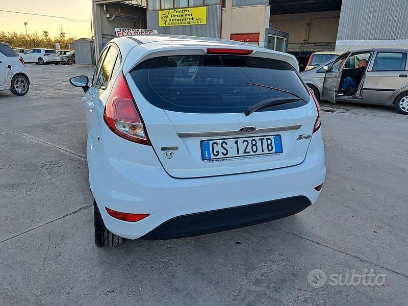 Usata Ford Fiesta Titanium 75 CV (55 kW) 2013 Bianco Utilitaria