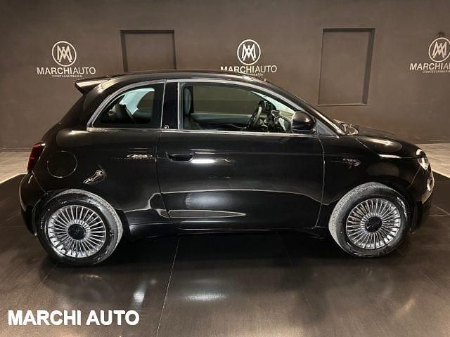 Usata Fiat 500e Passion 86 kW (118 CV) 2024 Nero pastello Berlina