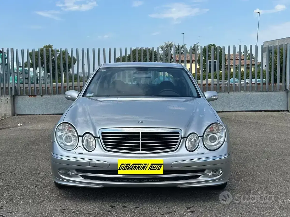 Usata Mercedes E220 150 CV (110 kW) 2003 Grigio Berlina