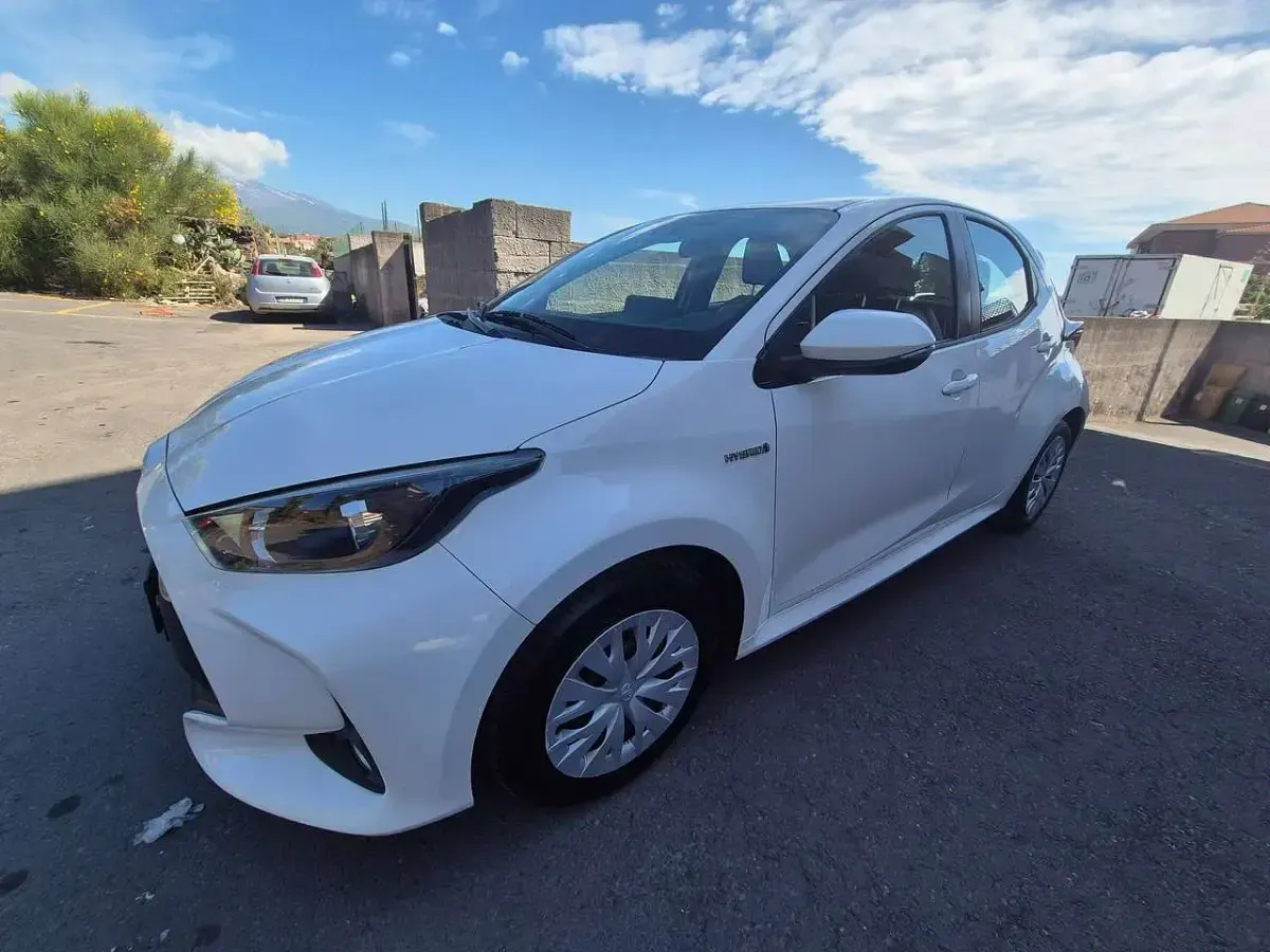 Usata Toyota Yaris Hybrid Business Edition 92 CV (67 kW) 2021 Bianco Berlina