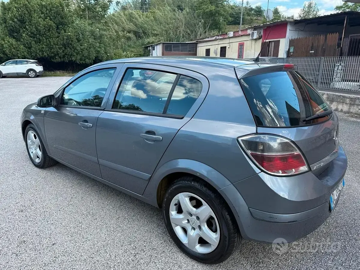 Usata Opel Astra Enjoy 90 CV (66 kW) 2007 Grigio Berlina