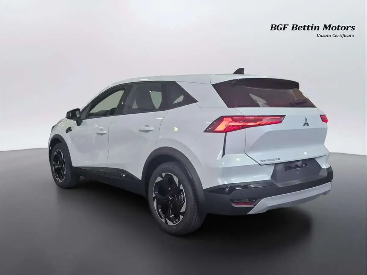 Nuova Mitsubishi Grandis Invite 141 CV (103 kW) 2026 Cristal white metallic SUV
