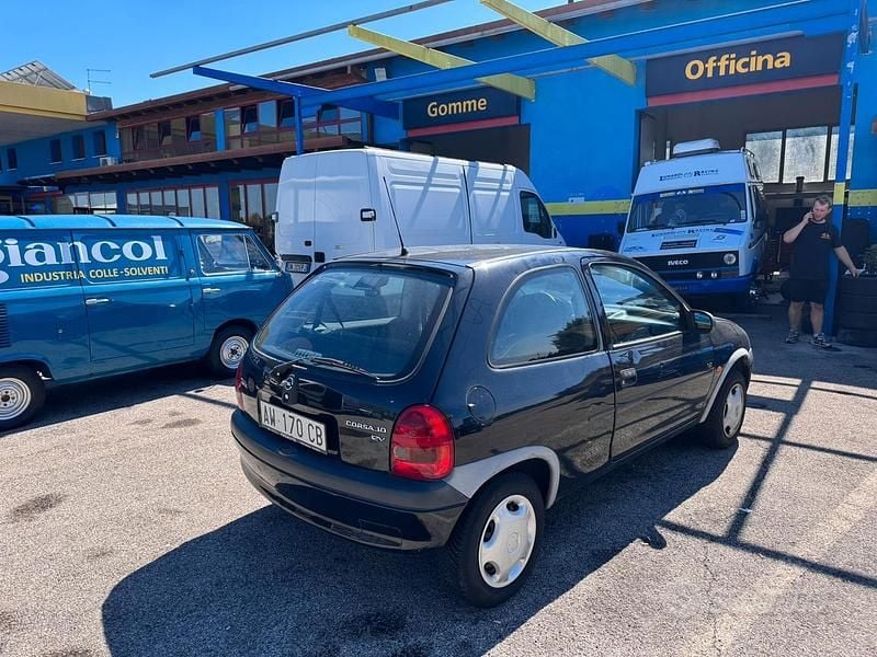 Usata Opel Corsa 56 CV (41 kW) 1998 Nero Berlina
