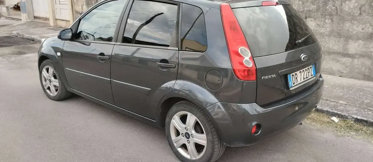 Usata Ford Fiesta Ghia 75 CV (55 kW) 2008 Grigio Utilitaria