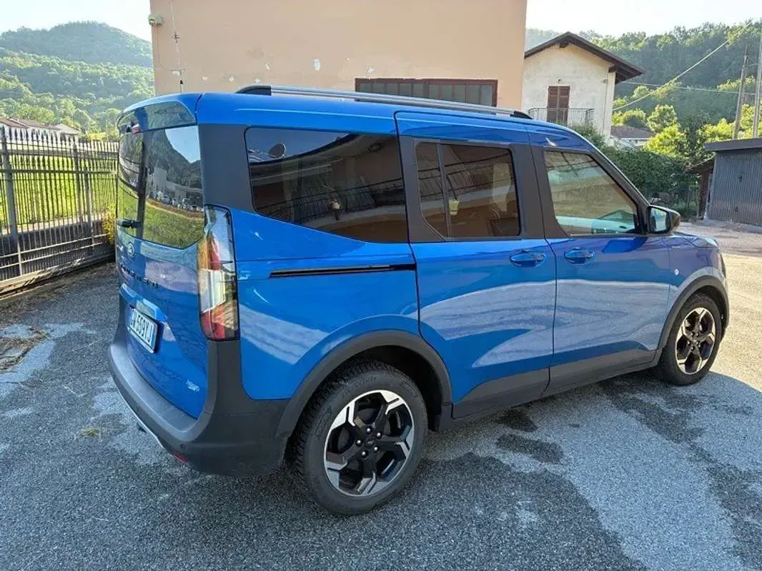 Usata Ford Tourneo Courier Active 125 CV (91 kW) 2024 Blu/azzurro Monovolume