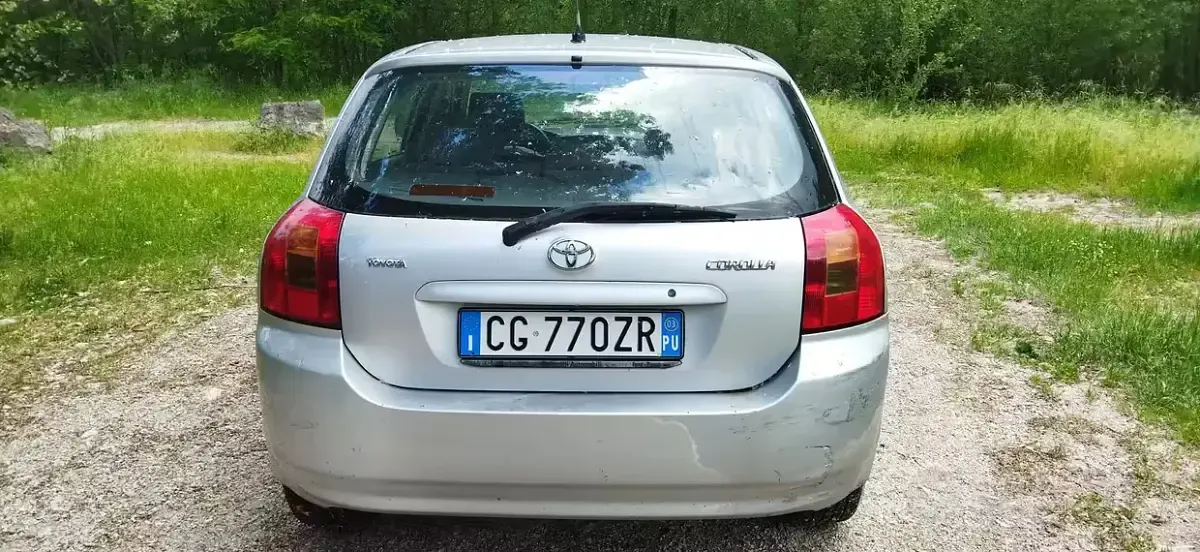 Usata Toyota Corolla 97 CV (71 kW) 2003 Grigio Berlina