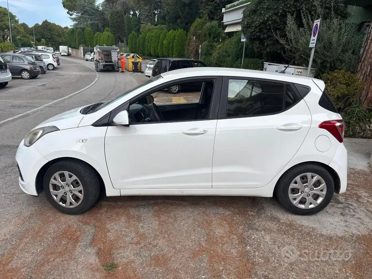 Usata Hyundai i10 66 CV (48 kW) 2015 Bianco Utilitaria